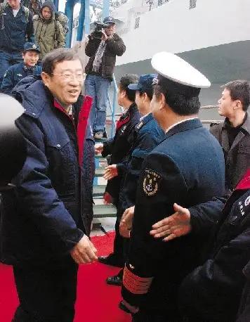 沈飞员工对罗阳满是敬重与惋惜。罗阳是从技术员干上来的实力派，一路为航空事业殚精竭