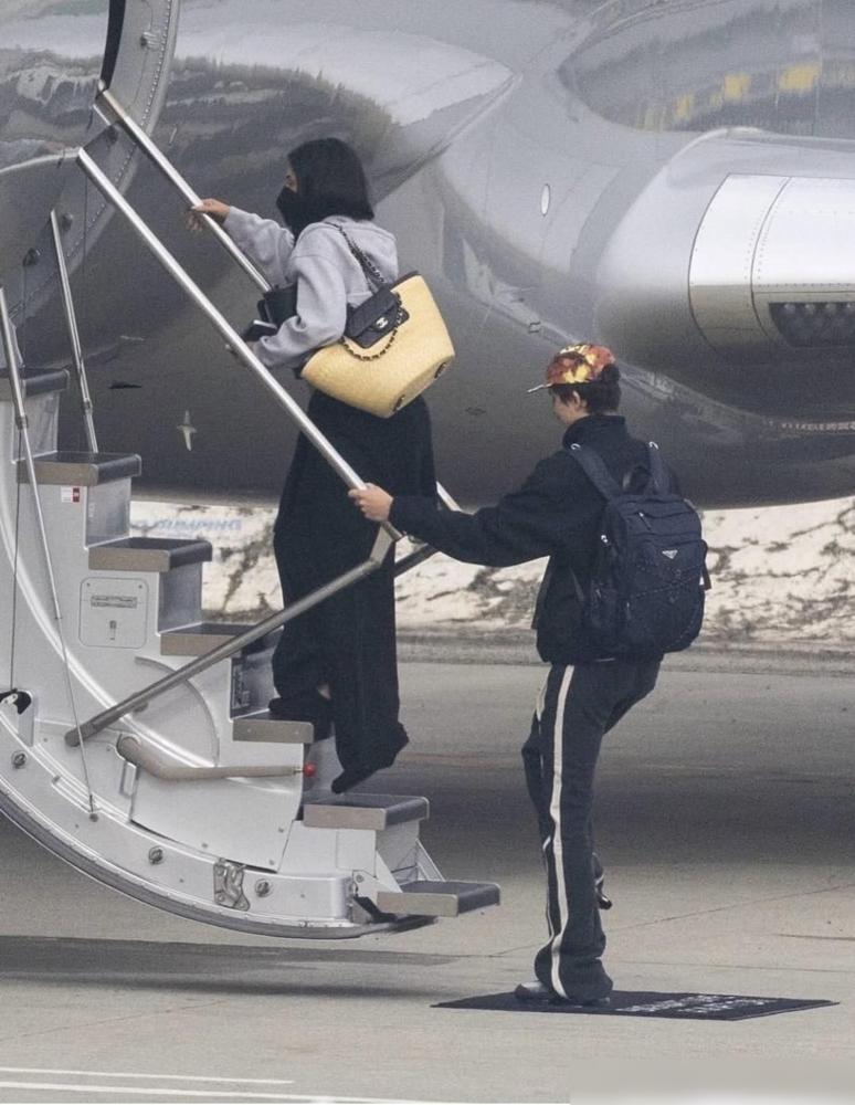 甜茶这波“冲奥”玄学有点意思，拿提名头一天先忙着带富婆上天。

两人钻进私人飞机