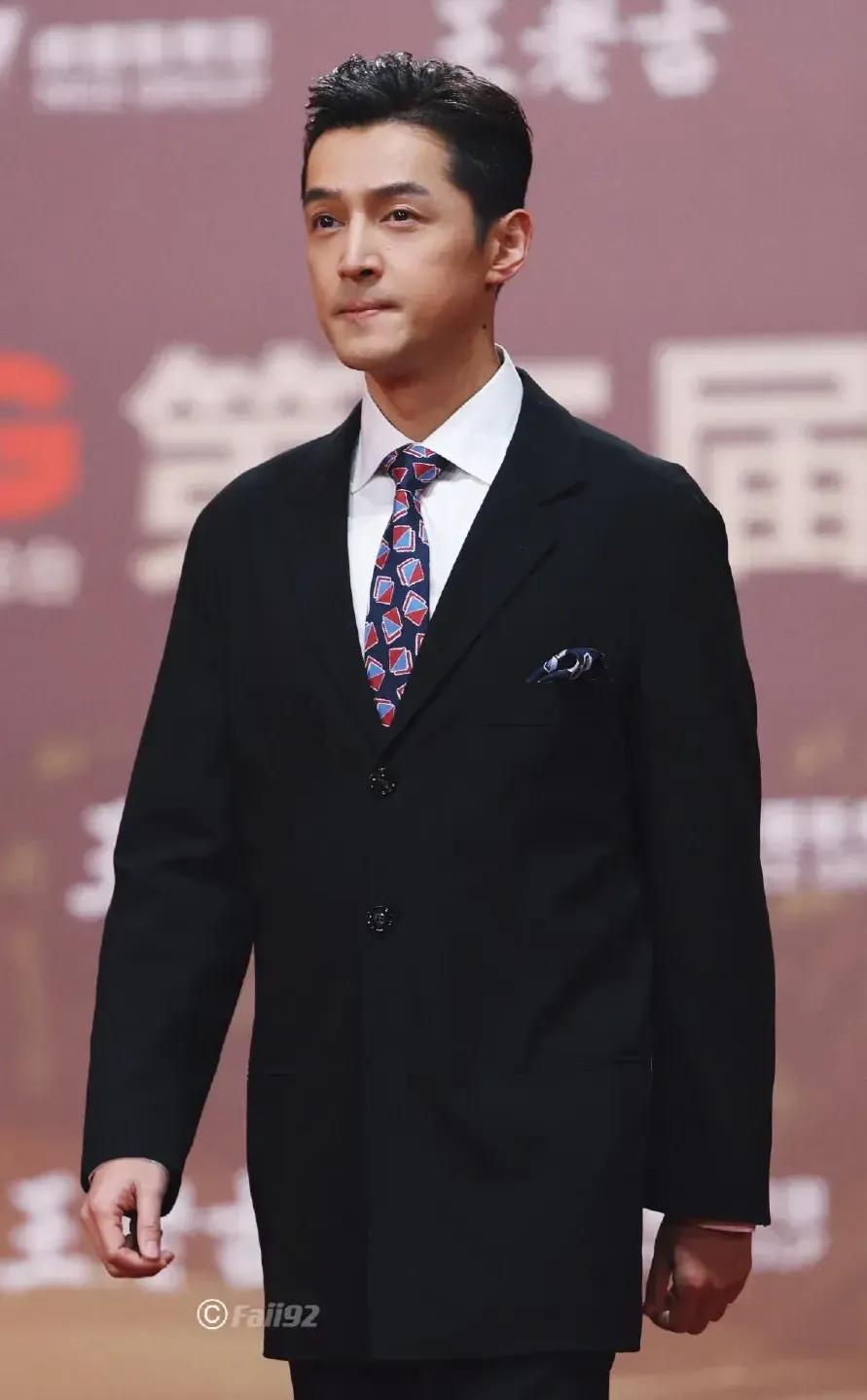 胡歌跟肖战站在一起气质仪态完全不输[赞]
我觉得胡歌已经到了男人最佳状态的年龄?