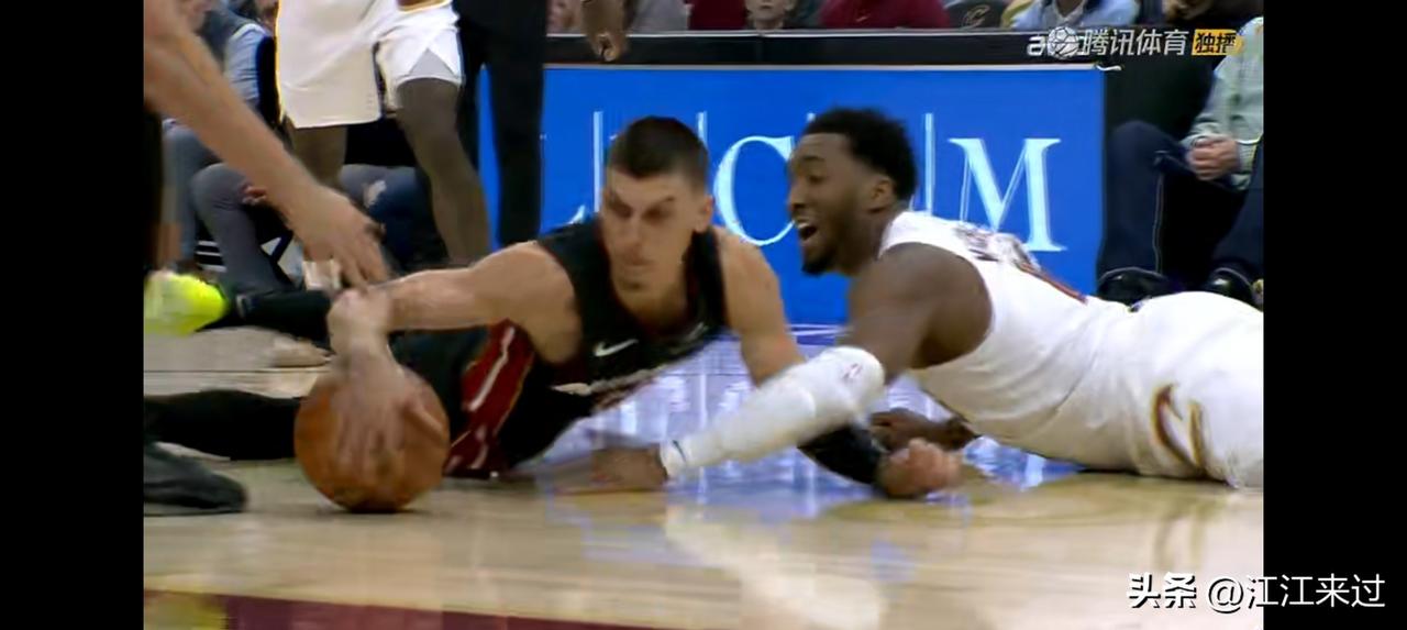 米切尔和希罗斗上了，双方冲抢地板球，裁判都吹停了，双方依旧缠斗在一起！
骑士上演