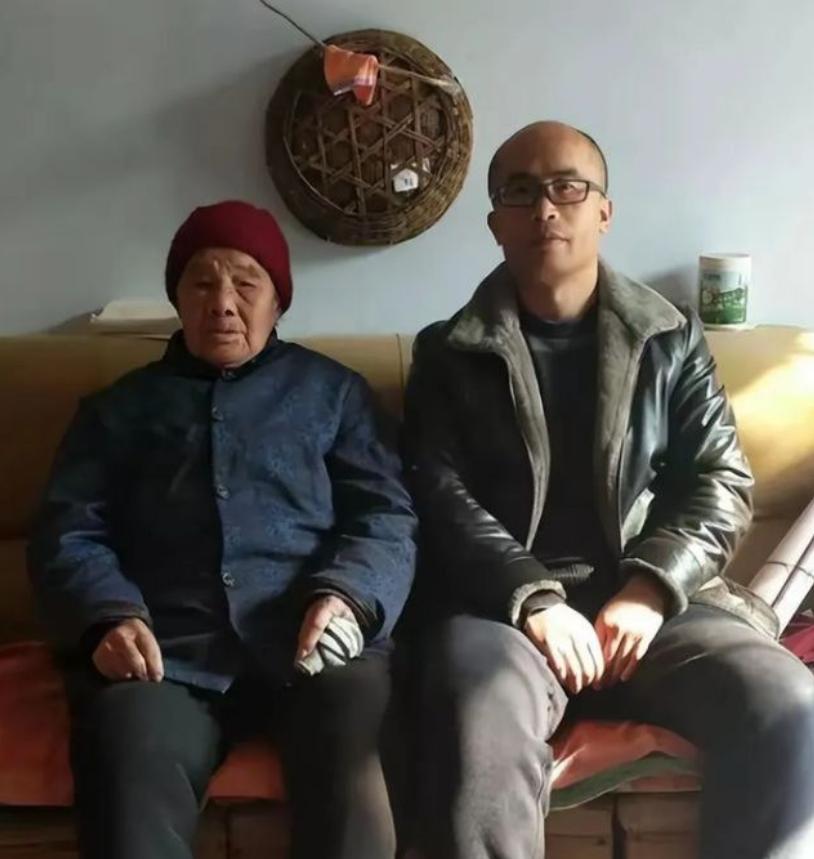 1995年，山东高三男孩租不起房，每天走30公里上学。一女子说：“来我家住，不收