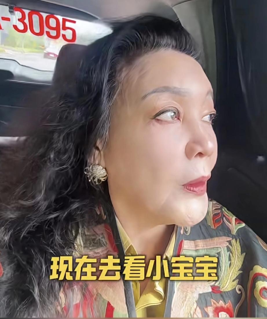 兰姐是个工作狂，她是个闲不住的人，她说如果一天不工作就有罪恶感。
小菲直播时一直