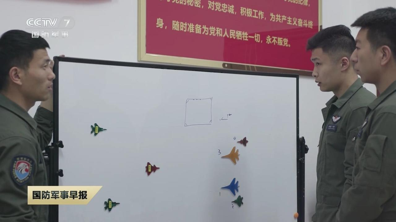 空军某部战术板，从模型基本可以分辨出机型，攻防双方编队机型构成挺有意思，四代套最