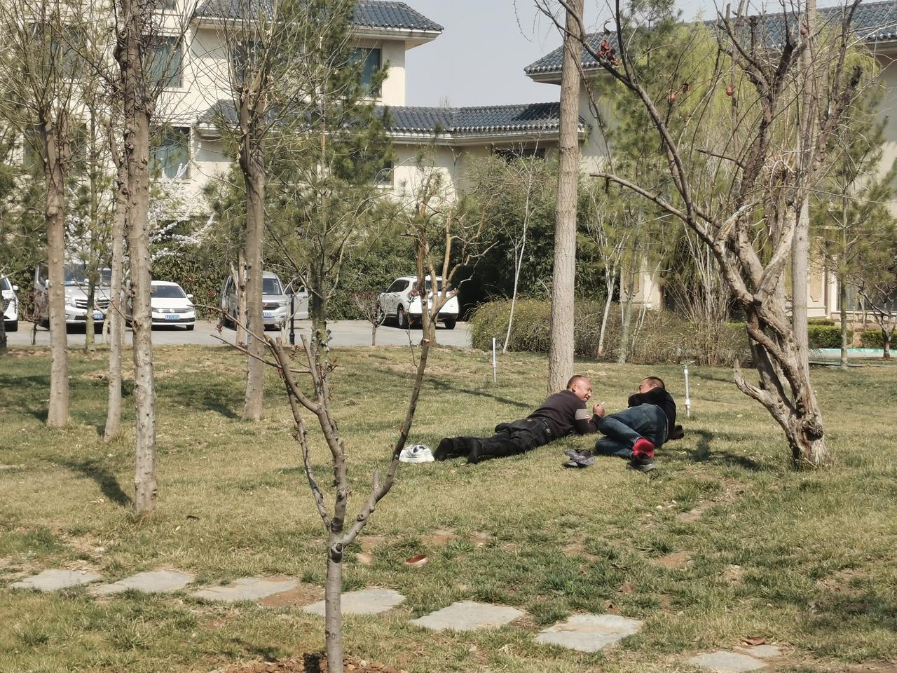 这俩货这是干嘛呢？大庭广众之下，还穿着个大红的袜子！