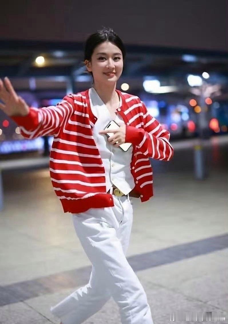 乔欣遇喜事，精神倍儿爽！穿红针织衫，满脸娇羞笑，看来对心上人满意得很呐。 ​​​