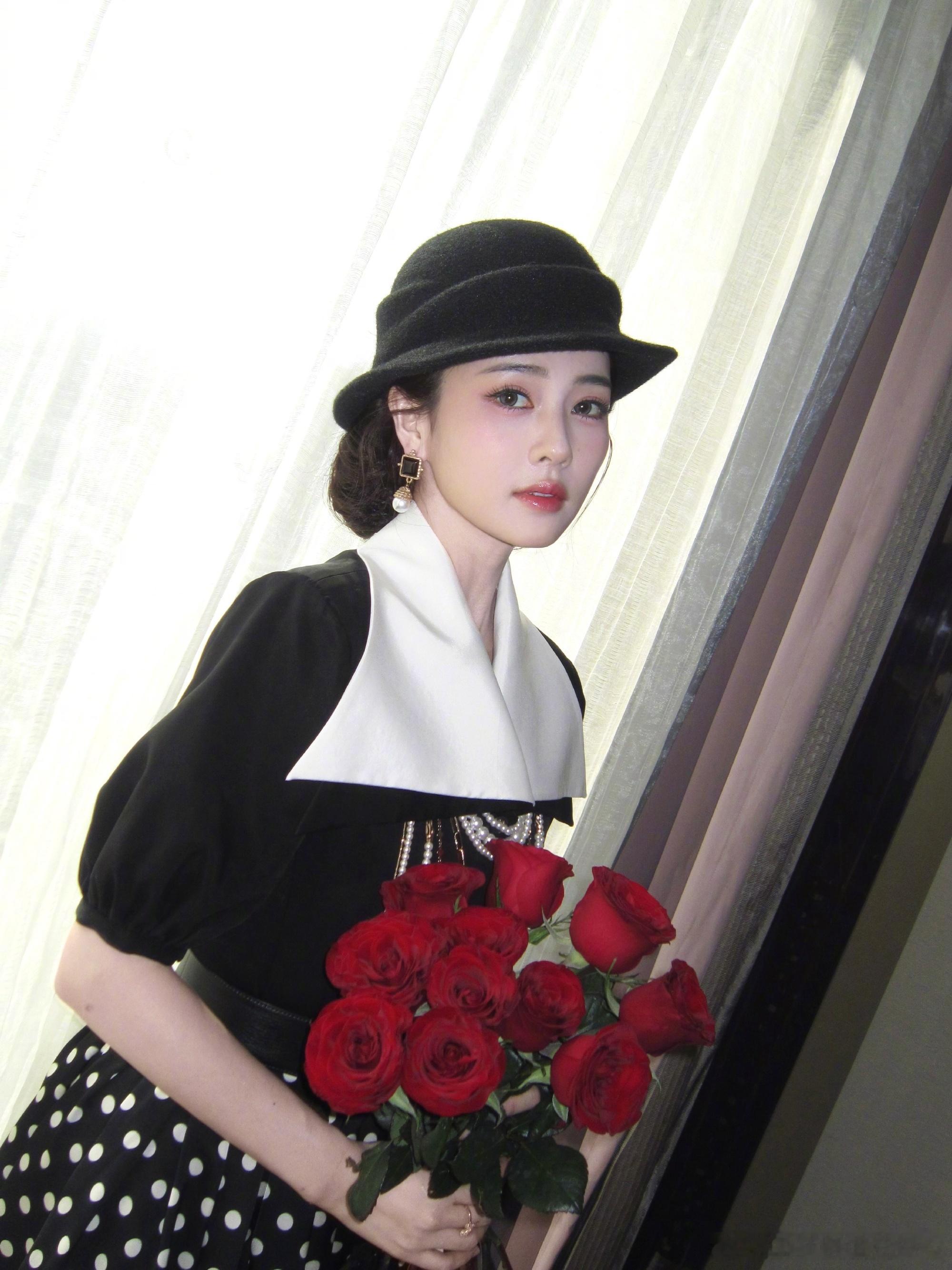 1、白鹿在接触《 布达佩斯》和《开到荼靡》5月份还会去飞行一期《喜剧之王单口气季