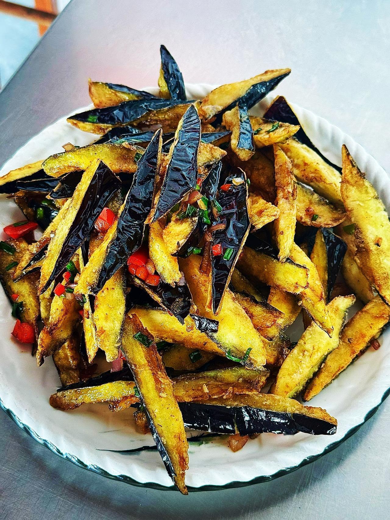 下酒硬菜
干煸茄子
烧烤味的
出锅时撒一些烧烤料
满屋子香喷喷的