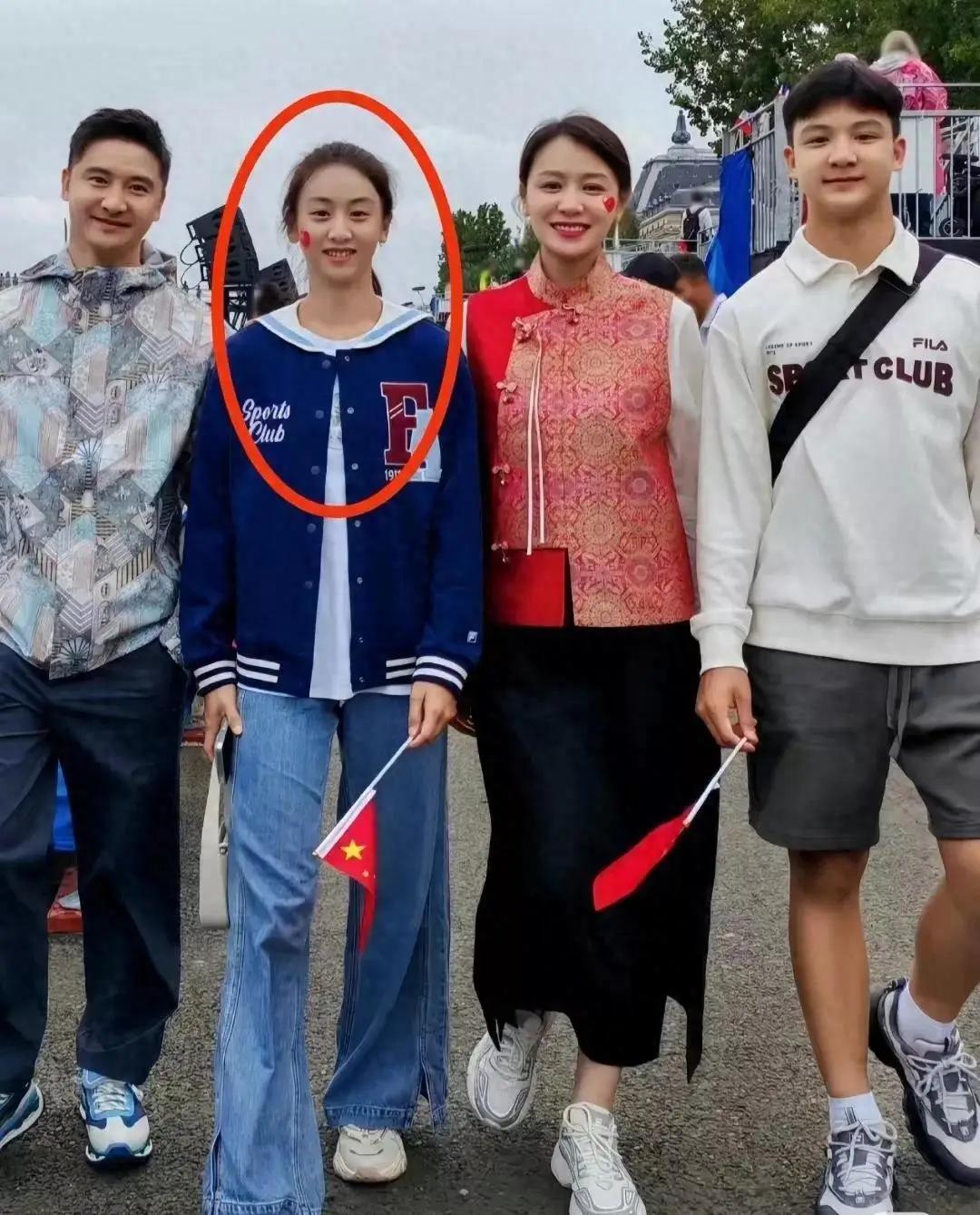 田亮的基因，真的令人搞不懂。

首先就是一家四口出行，最明显的一点就是森碟和弟弟