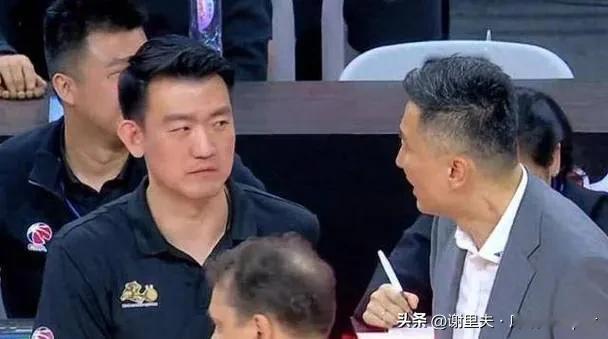 杜锋中王博的计，关键时刻出现两次致命失误，一次是没及时派上沃特斯，孙铭徽身背五犯