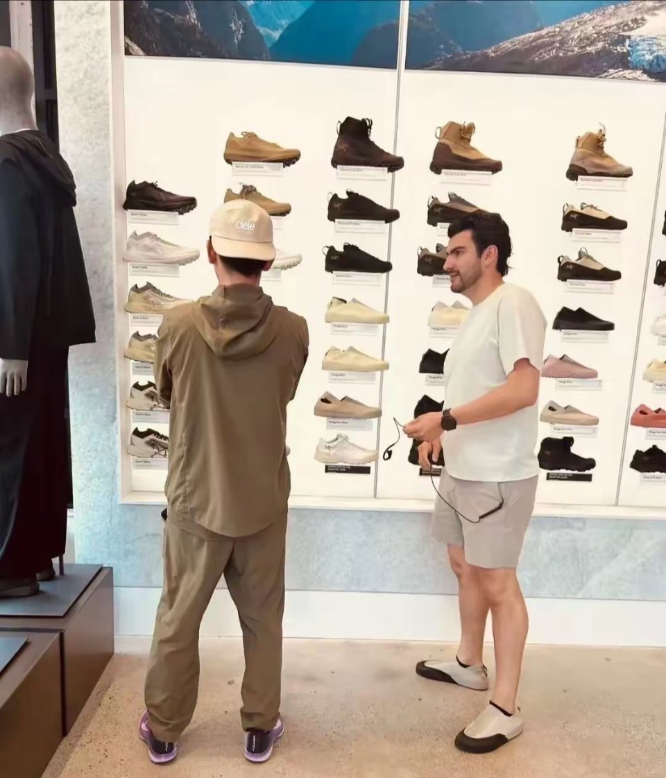 网友偶遇郑恺和苗苗夫妻俩带着孩子现身温哥华一家专卖店扫货，儿子疑似出镜 