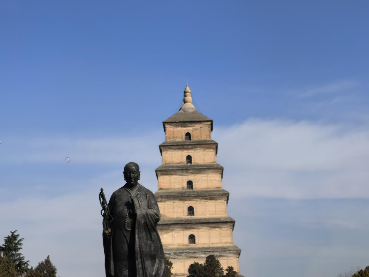 我在同一个地方，跑同一个五公里，两天却跑出了“两个世界”。

昨天，大雁塔刚淋过