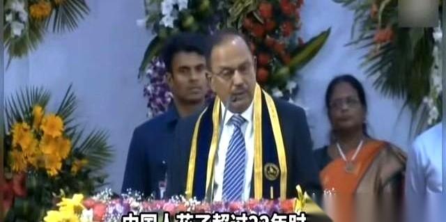 印度国安顾问多瓦尔，当着一整个礼堂顶尖理工毕业生的面，手扶着讲台，一字一句地宣布