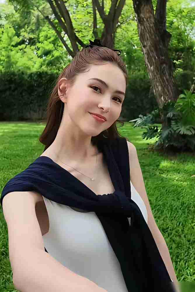 网络上一直有不少声音讨论昆凌身上的吸引力，很多人简单归结为出众外形与少女感。这样