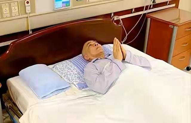 此时，72岁的西哈莫尼国王在北京做完手术后，双手合一，祝愿柬埔寨王国平安无事，和