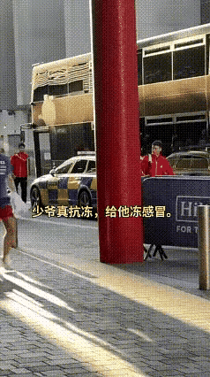 向鹏：梁哥，日本少爷真抗冻
大胖：日本小孩都这样，小时候冻习惯了
向鹏：训练过后