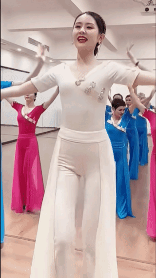 典型的气质美女，
典雅精致仪态大方！
举手投足，
尽显淑女风范，
微笑当中，
散