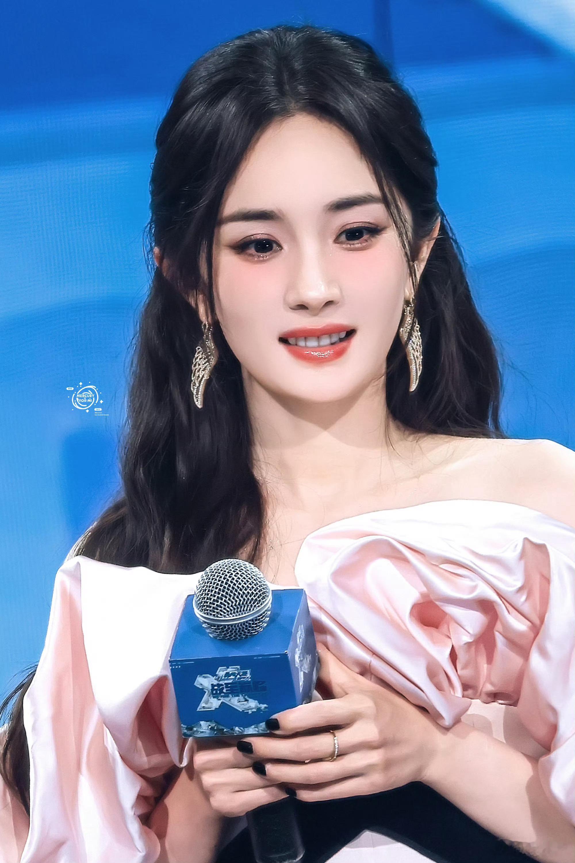 #杨幂和灵儿加好友# 大幂的通讯录好友席位不多了，姐姐给个机会吧[悲伤] ​​​