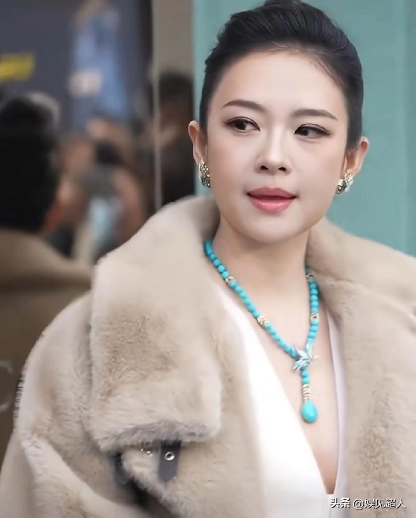 我去，这是章子怡吗？差点没认出来！
 
最近亮相活动，她跟以前完全变了个人，脸圆