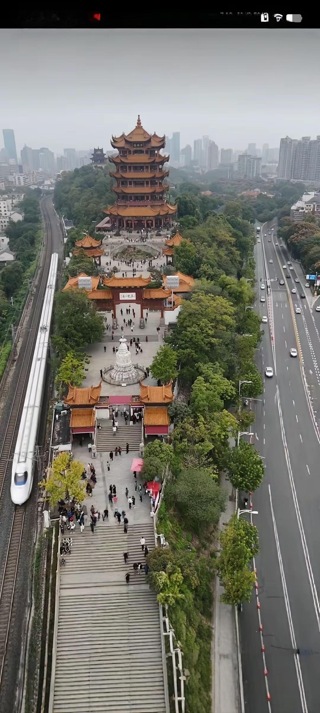 姓名中带“卿”字，大多运势有阻碍。“卿”拆解为卯和艮，卯为器物拼接凹槽，艮卦为石