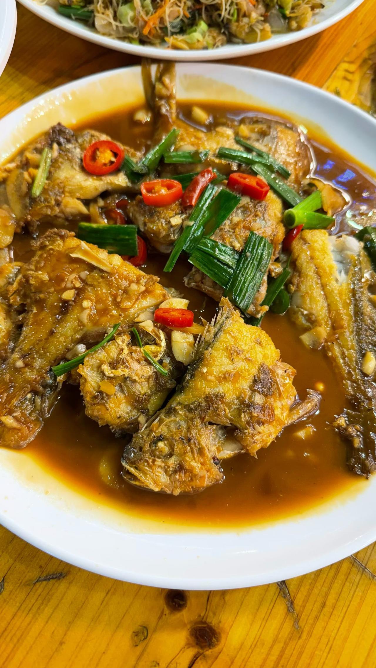 旅行随手拍海鲜人的狂喜:去福州旅游的外孙女，看到福建宁德霞浦海鲜排挡一条街的海鲜