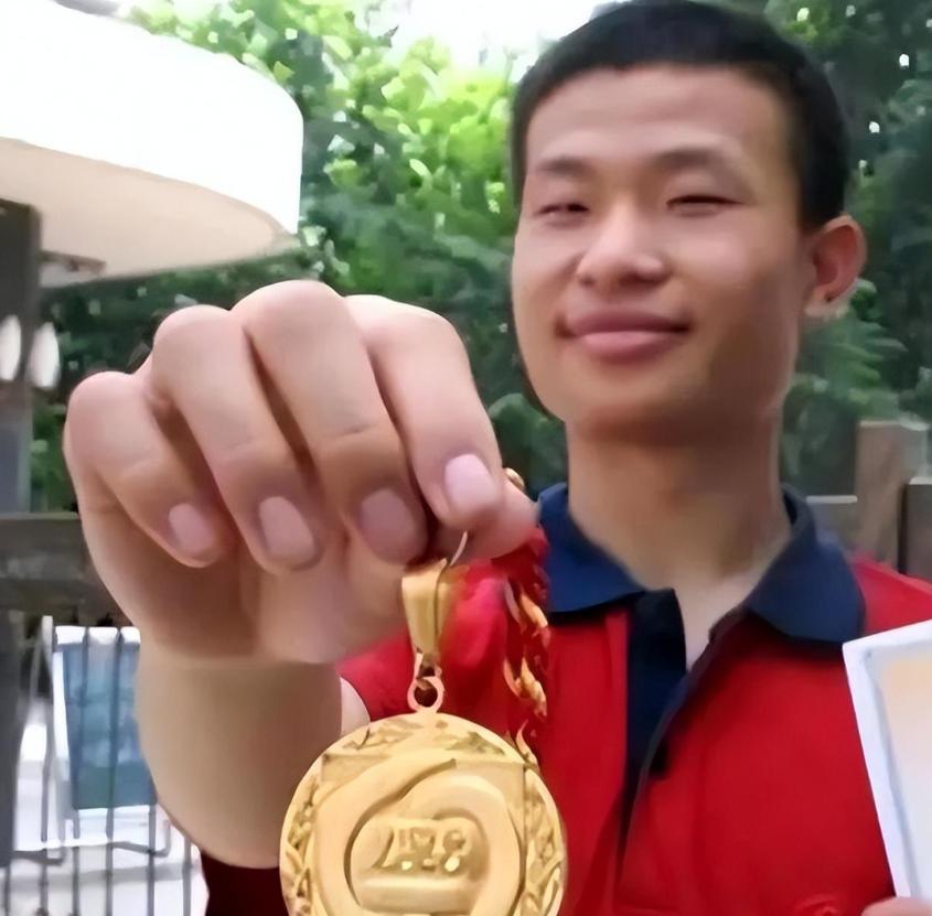 500多名全球顶尖选手，6道地狱级大题，全世界只有3个人拿到满分。其中一个，是来