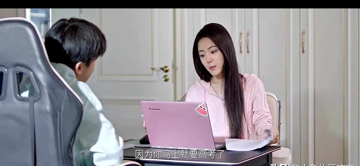 周末娃睡了，赶紧刷几集赵今麦的《骄阳似我》，结果被她跟表弟姜锐的互动笑疯！

弟