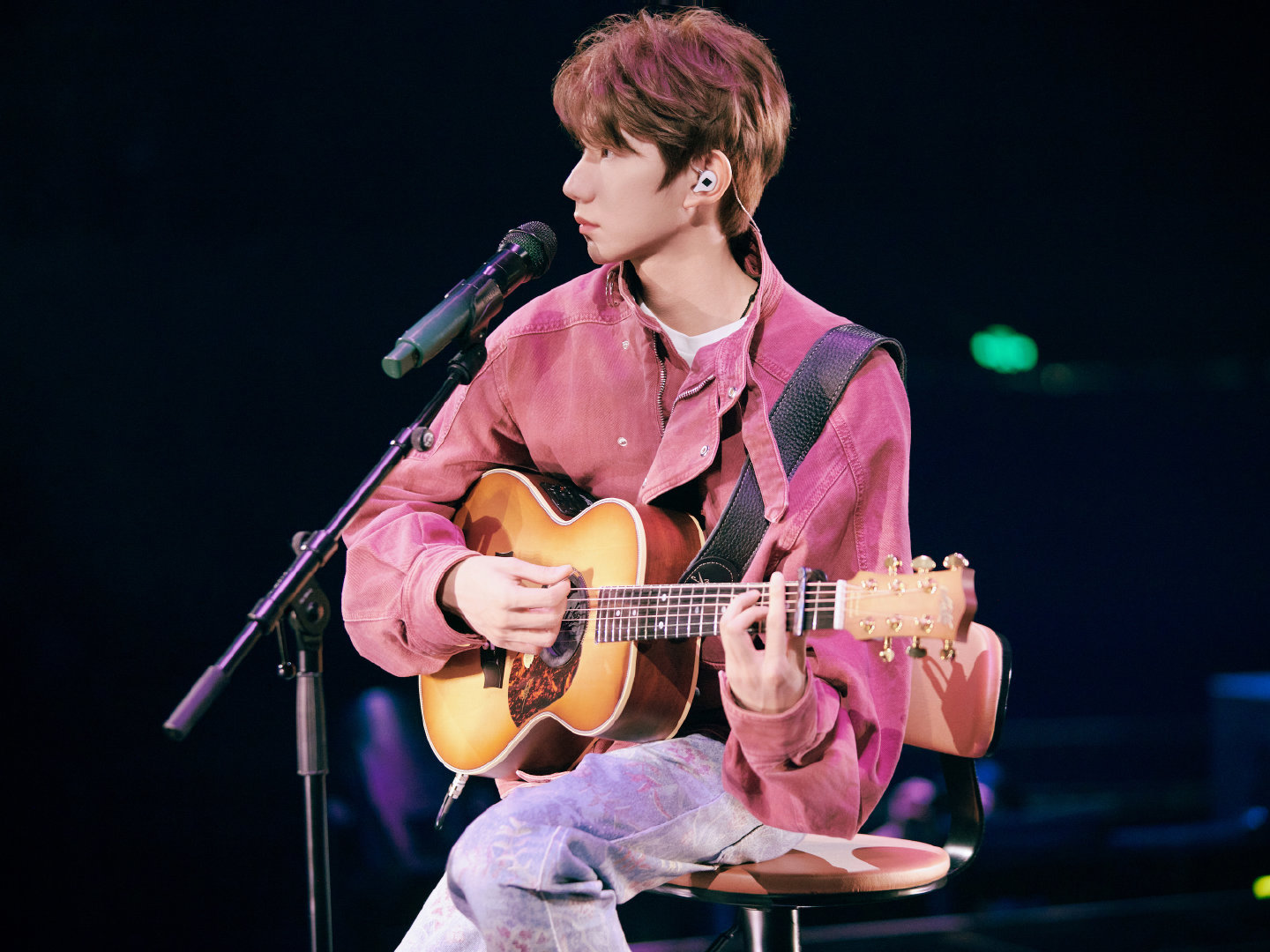 王源跨年晚会彩排出图，好温柔的粉色 