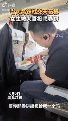 “妥妥的社交悍匪！”黑龙江，一女子坐高铁时，看到隔壁大哥在卷饼，女子馋的不行，就