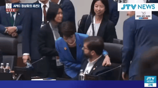 高市早苗搂着智利总统聊天
 
看得出来，高市早苗在本届亚太经合峰会的主要使命，是