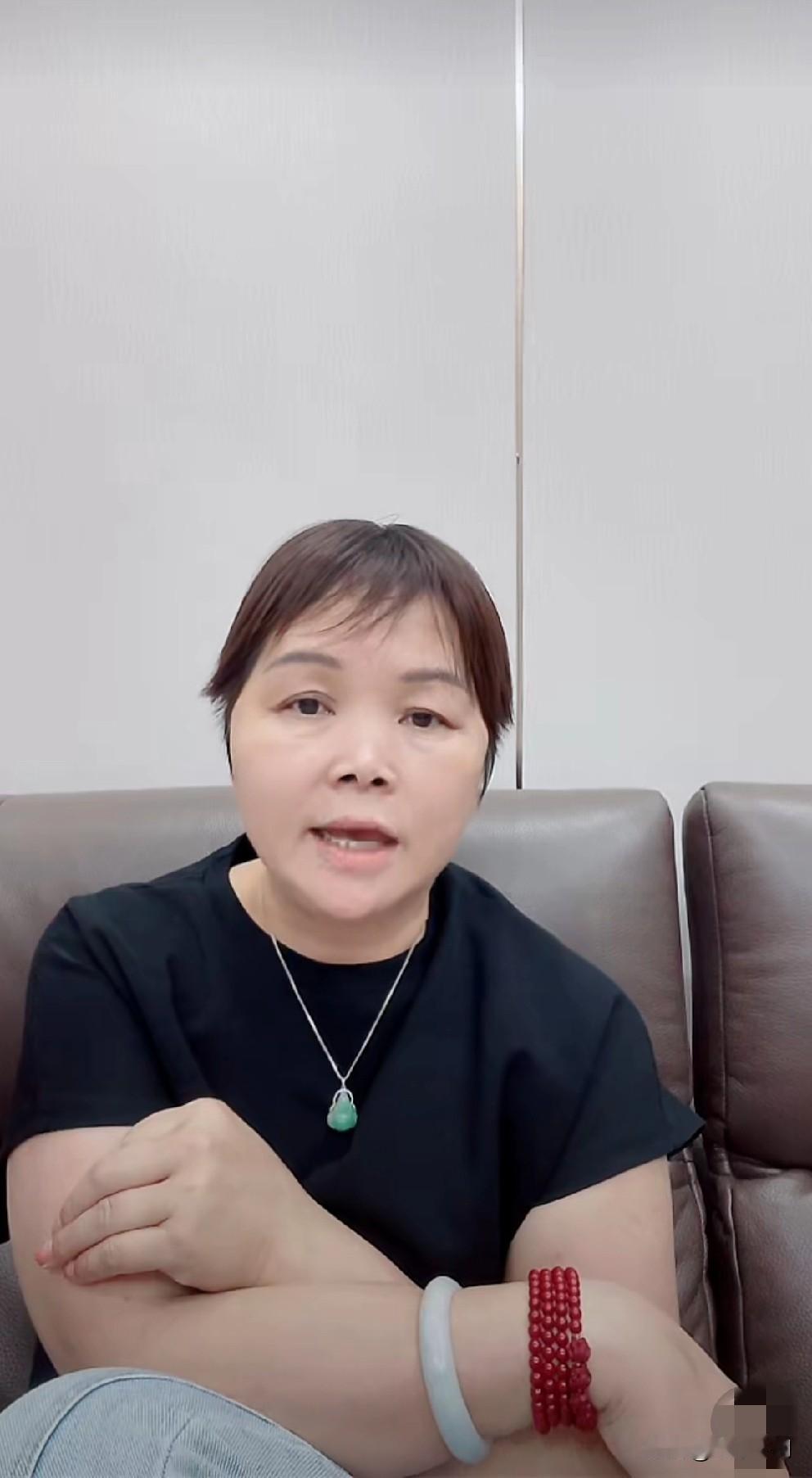 叶锐聪都学会跟妈妈撒娇卖萌了，按我们东北话说就是会跟妈妈发贱了。咋回事呢？就是俩