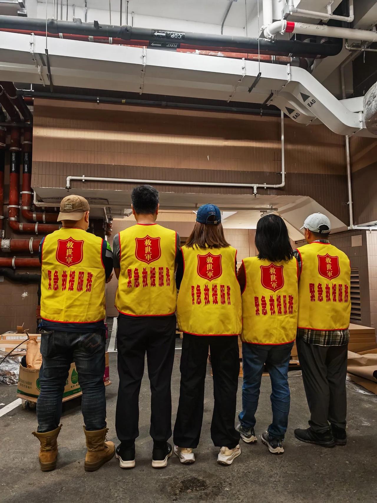 高sir辛苦晒《青年快闪·社区清洁》大行动多位义工，今日在元朗过度性房屋与其他义