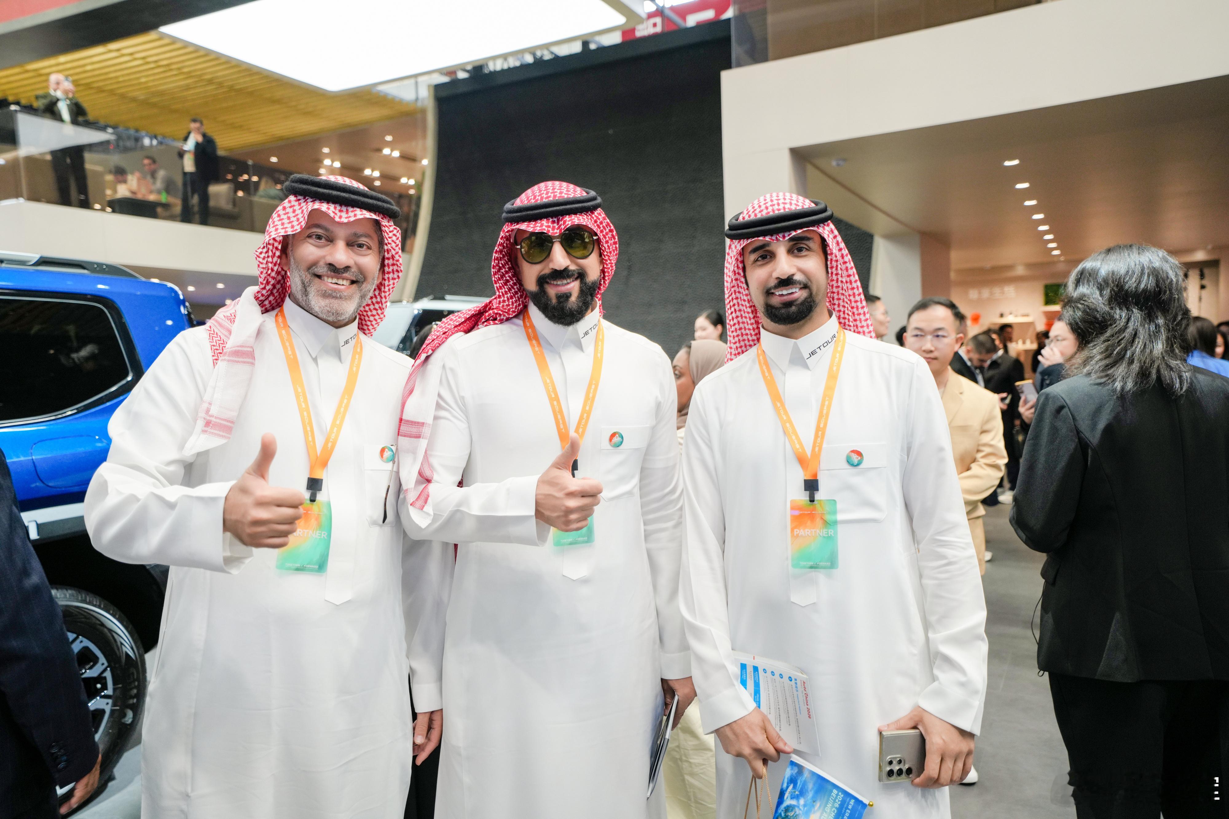 今天没去车展现场，躲家里剪片子休息一下，但据说车展今天人特别多，里三层外三层，乌