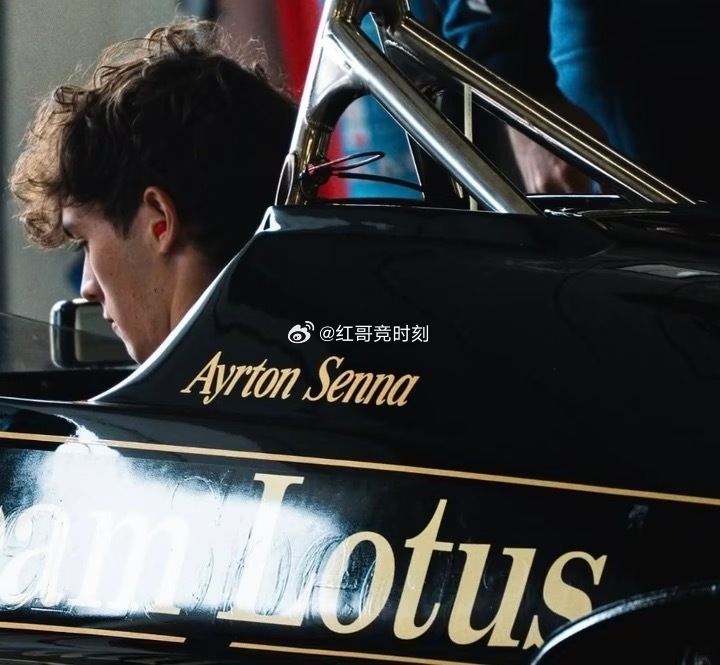 贝尔曼在个人社媒上发布了其驾驶三届世界冠军，F1传奇车手埃尔顿·塞纳的莲花赛车L