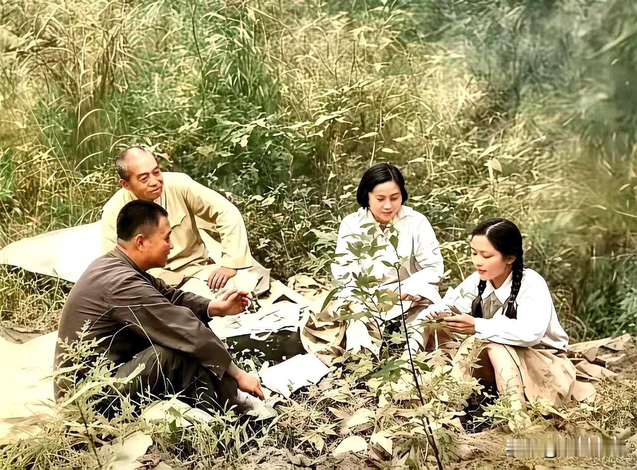 1954年的春天，彭德怀元帅难得抽出闲暇，和浦安修、侄女彭钢以及随行人员来到十三