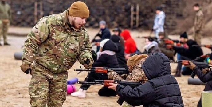 据媒体报道，日前乌克兰国防部要求青少年从14岁开始接受民族抵抗训练，无论男女，否
