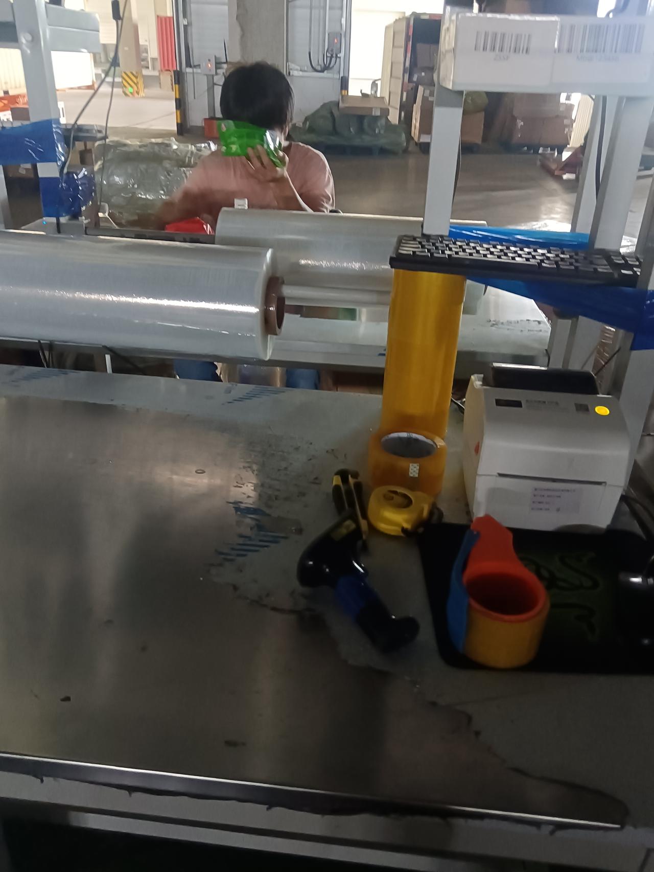 小高接了个电话，说他妈在泉州老家被人撞了，掉了两颗牙，肇事者跑了。
我说：报警啊