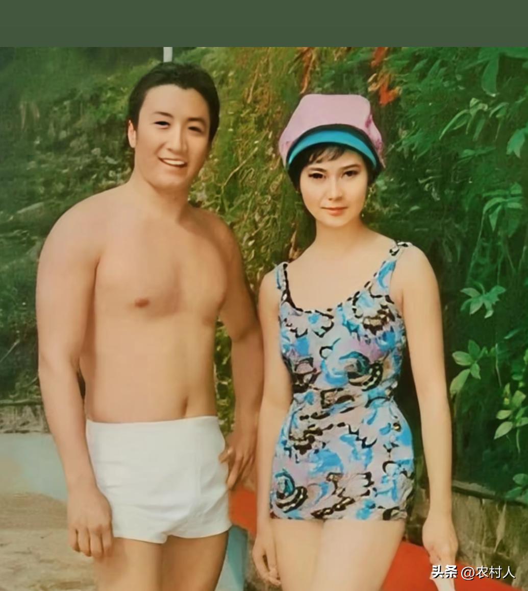 1960年，谢贤和萧芳芳的泳装合影。两人是当年香港影坛公认的金童玉女，银幕情侣，