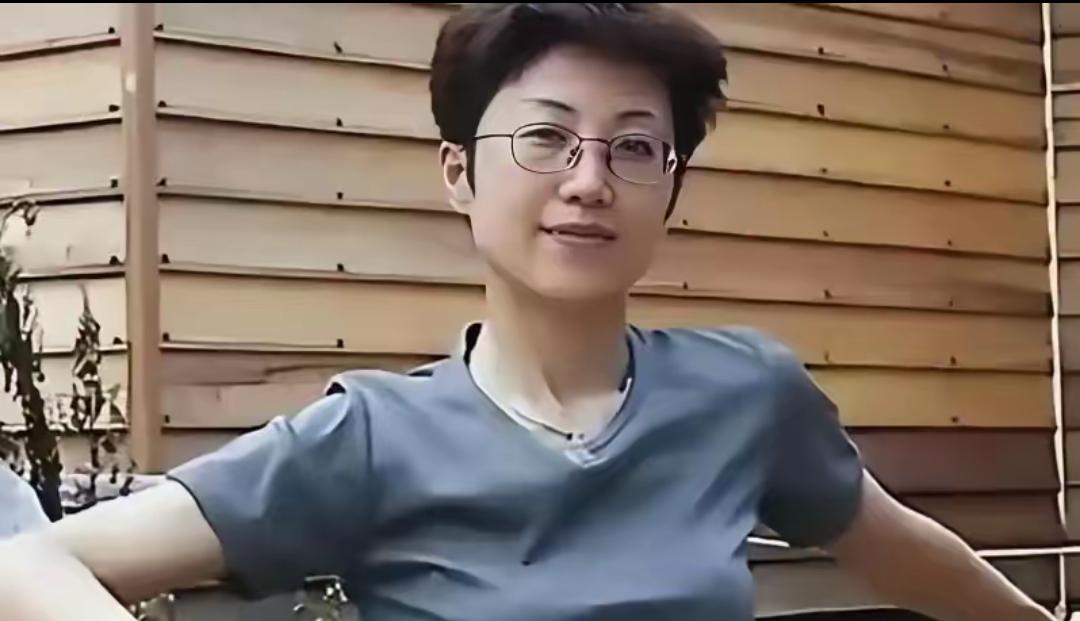 她持美国绿卡带着丈夫和5岁儿子回国探亲，返程在北京首都机场准备离境时，被国家安全