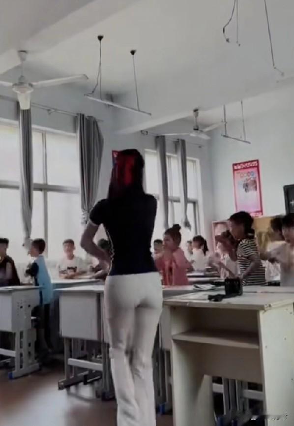 这老师不错[赞]
唱跳都会
身材也好！