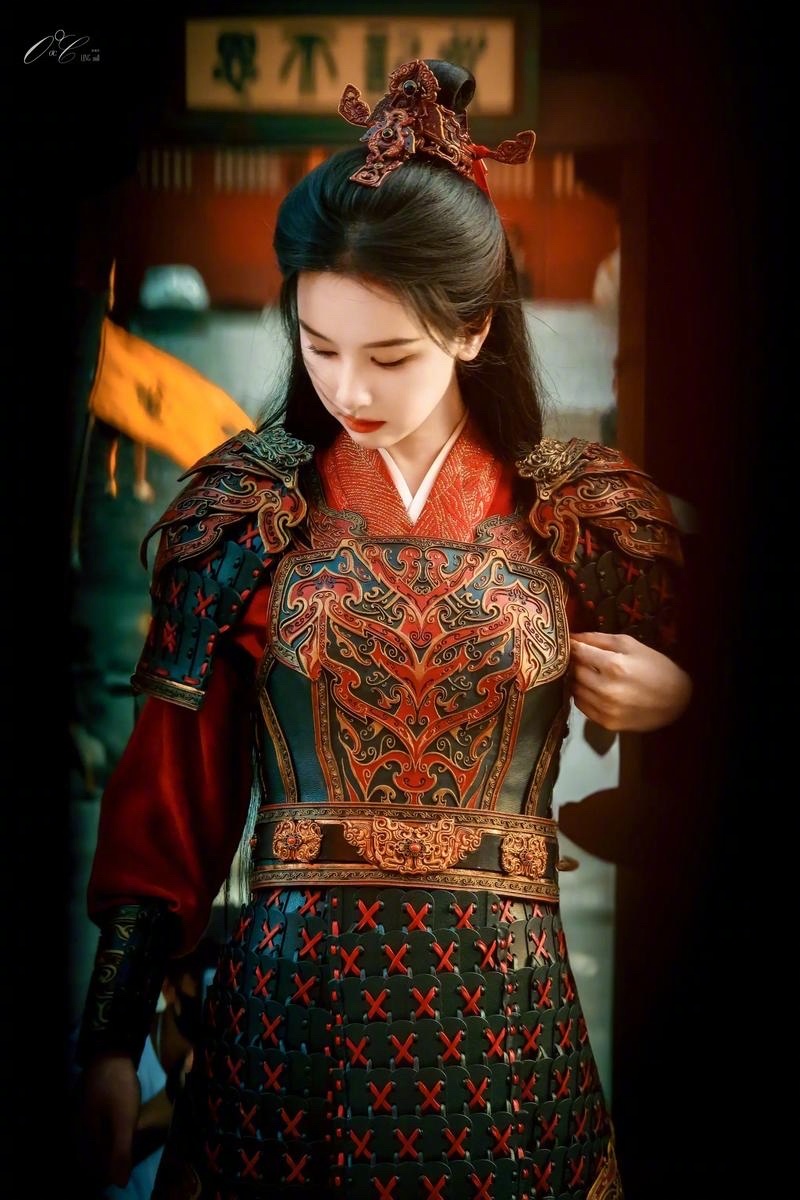 翘楚热度 👖破万，但网友还是质疑，觉得《翘楚》不能成为陈都灵一番扛剧代表作，虽