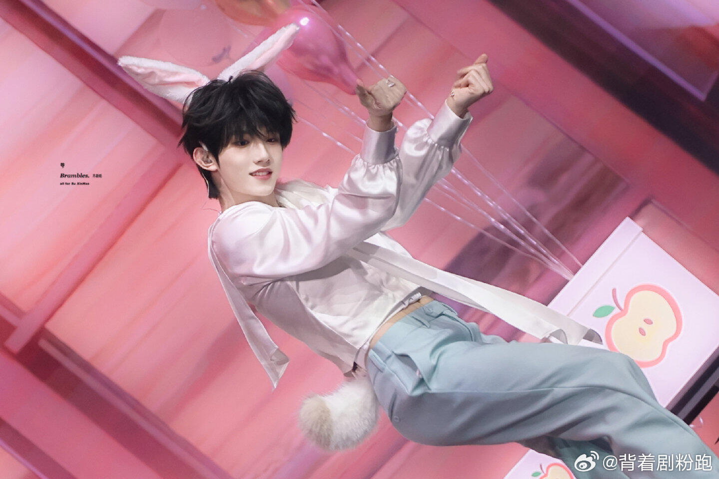 苏新皓碎碎念日常谁懂这个苏新皓真的是萌到不行，戴兔耳朵、兔尾巴真的好想rua一r