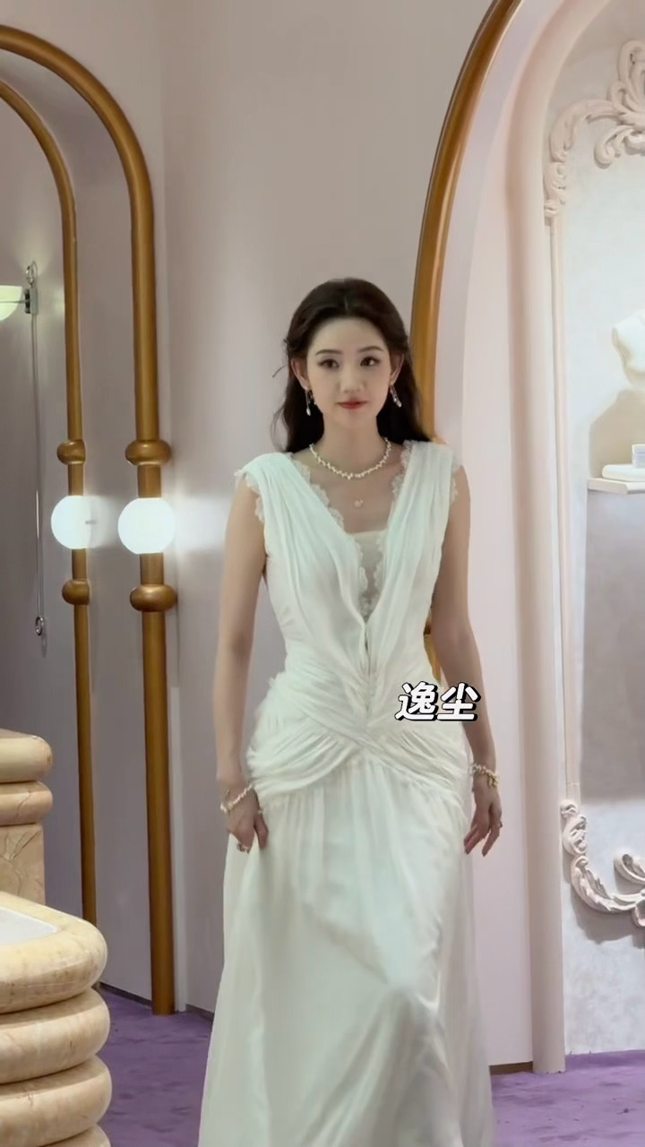 玉雯今天线下又美出新高度了明艳大美人。。王玉雯白裙明艳美人