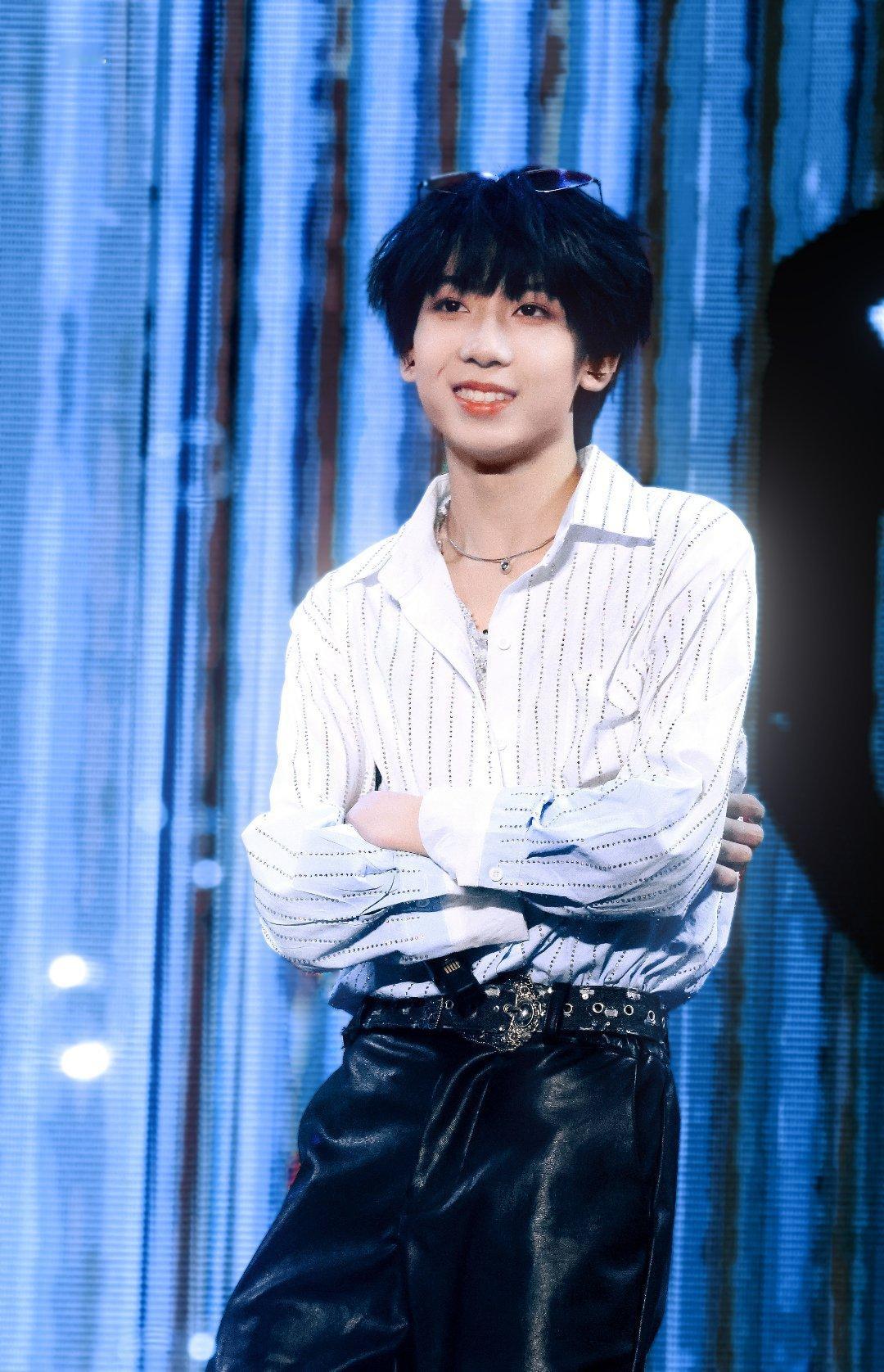 杨博文YBW 💓杨博文 四代唯一c位队长 💕杨博文周扬百无聊赖“他们无畏向前