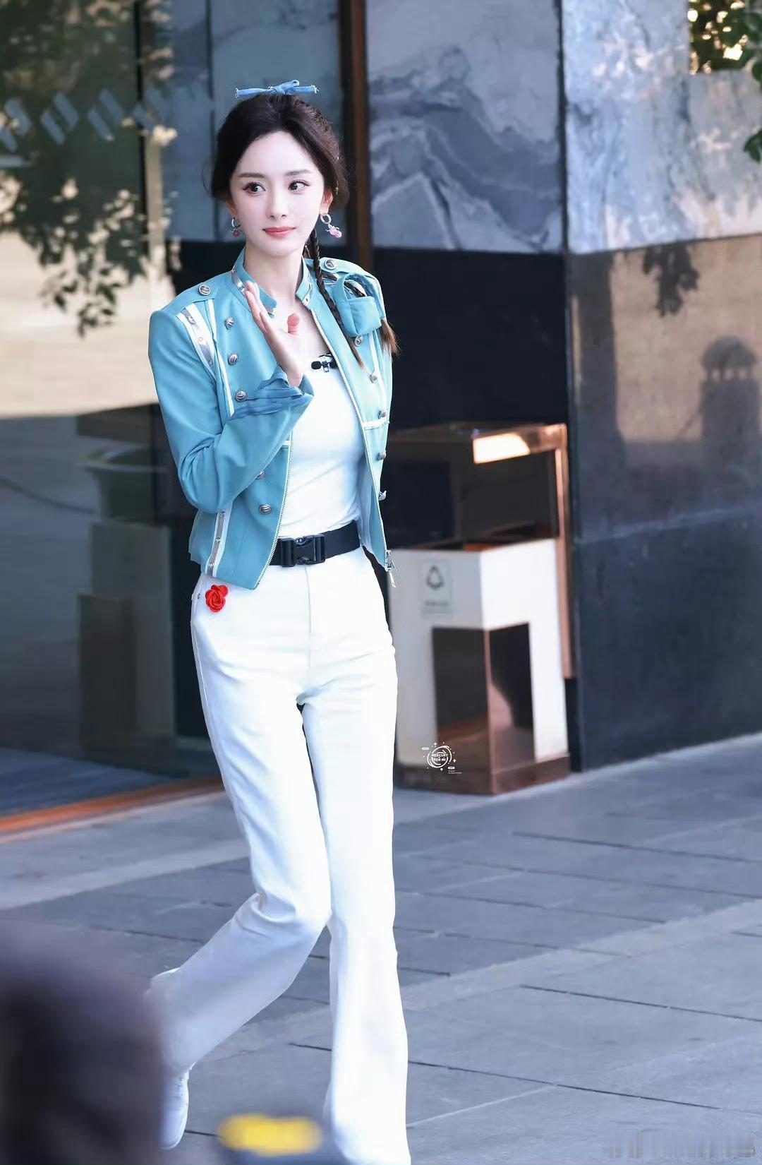 杨幂又cue迪丽热巴了这几张杨幂真的太灵了太美太嫩了！ ​​​