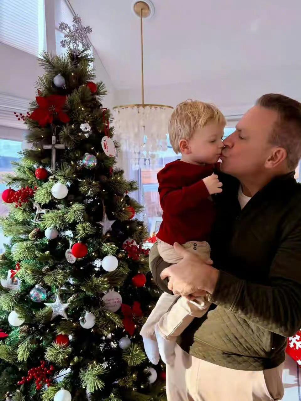 白宫发言人与60岁丈夫宣布怀孕 28岁就已经是白宫发言人了……白宫发言人卡罗琳·