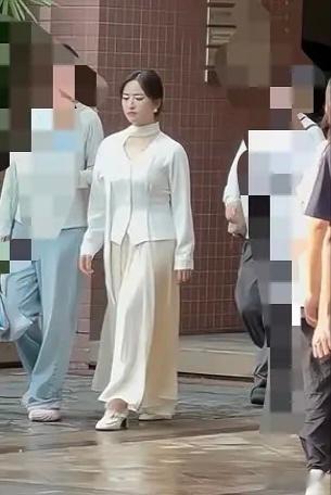 卢昱晓沈月完全没有可比性，一个女强人一个小学生