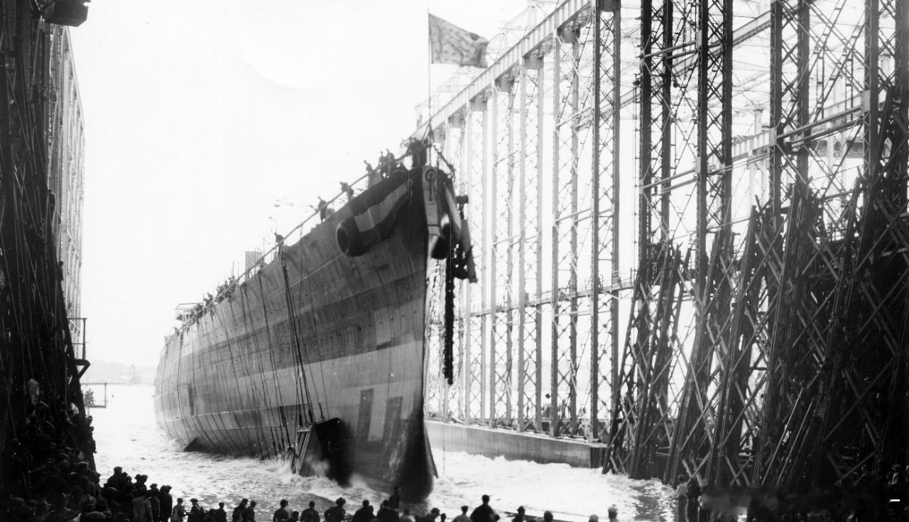 下水时拍摄的克利夫兰号轻巡洋舰舰体，摄于1941年11月1日的纽约海军船厂（图1