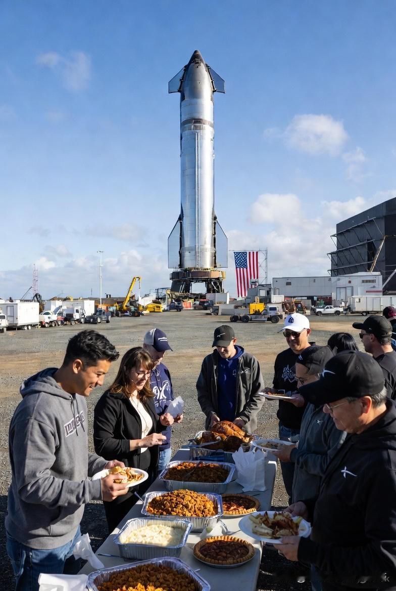 马斯克的星舰基地的员工在spaceX。前面过感恩节。