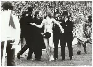 在众目睽睽之下裸奔，你敢不敢？
之前看过一个街头采访，询问“给你一百万，让你街头