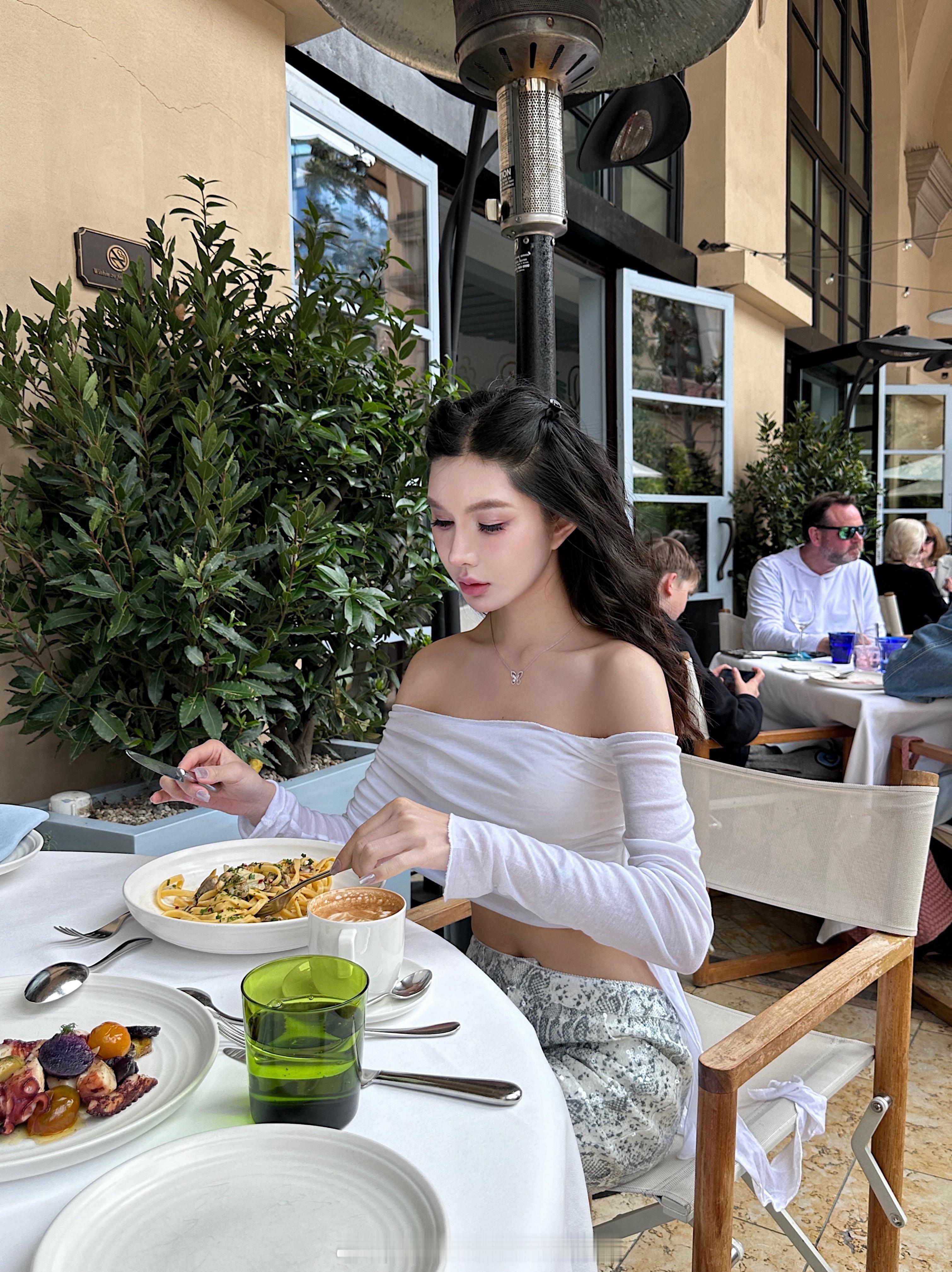 🌳🤍🦋☕️✨👯‍♀️  ​​​